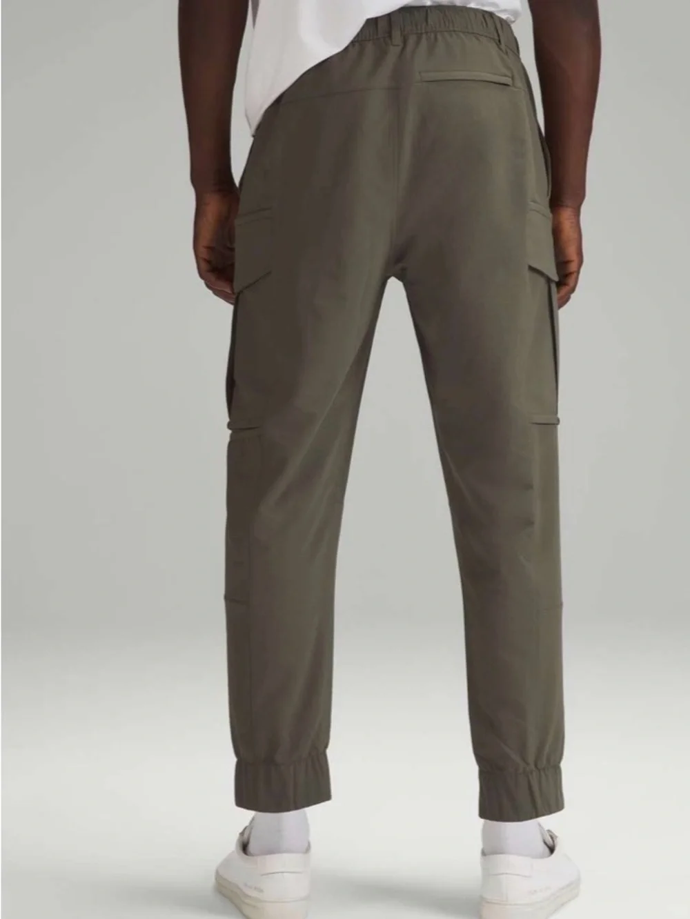 lululemon Men's Cargo pocket Joggers in medium Olive- NEW / Size 36